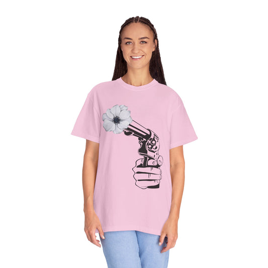 Camiseta unisex con estampado GUNS AND FLOWERS