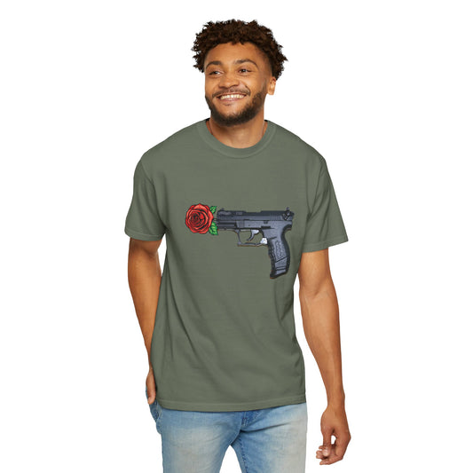 Unisex-T-Shirt mit GUNS AND FLOWERS-Aufdruck