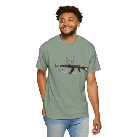 Unisex-T-Shirt mit GUNS AND FLOWERS-Aufdruck